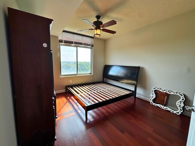 Building Photo - Luxury Fully Furnished 2BR/2BA Corner Cond...