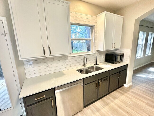 Building Photo - Stunning 4-Bedroom Home in the Desirable S...