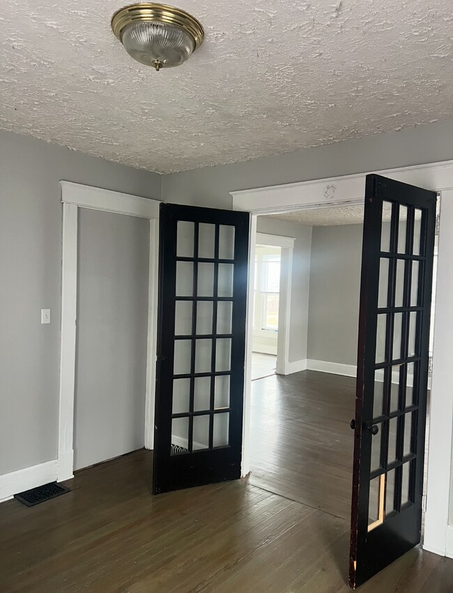 Building Photo - 2nd floor unit - Huge Loft Area