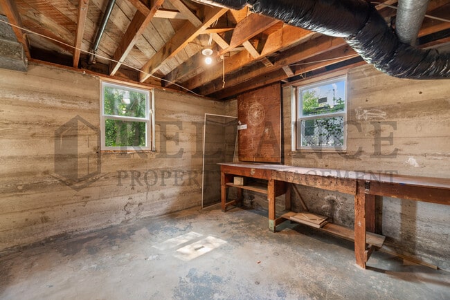 Building Photo - 533 S Westview Dr