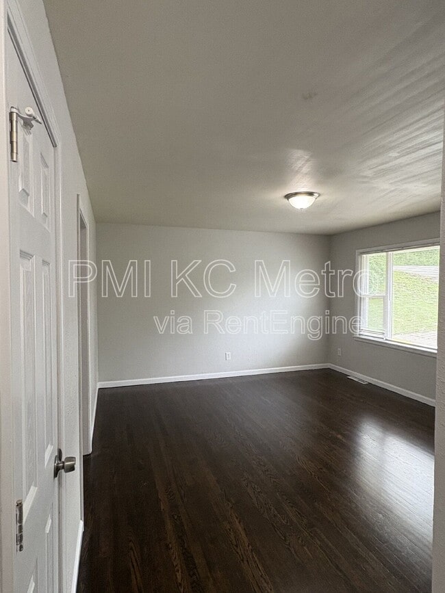Building Photo - 1342 E 84th Terrace