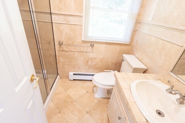 Building Photo - Spacious 4 - Bedroom, 2 Bathroom (Full Hou...