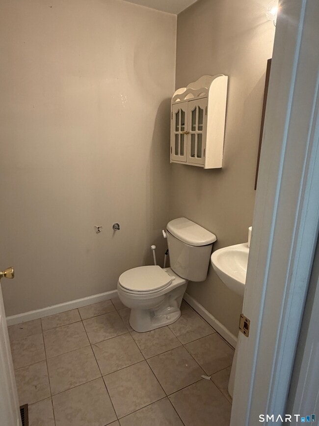 Building Photo - 108 Mohican Ave