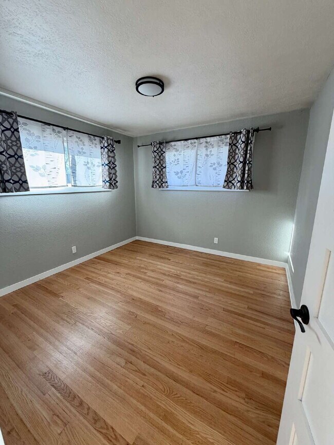 Building Photo - Bright 2-Bedroom Tri-plex, Near Parks and Transportation