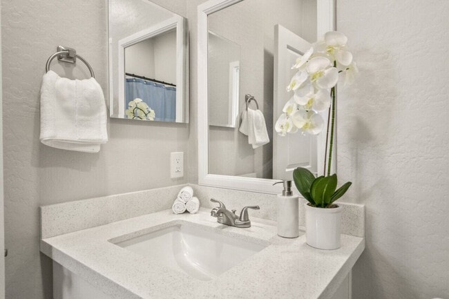 Building Photo - 6606 W Paradise Ln