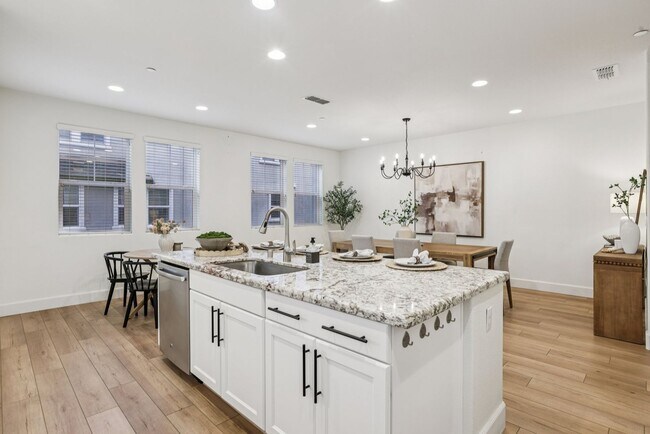 Building Photo - Beautiful Corner-Unit Townhome Near Downtown – 4 Bed | 3 baths