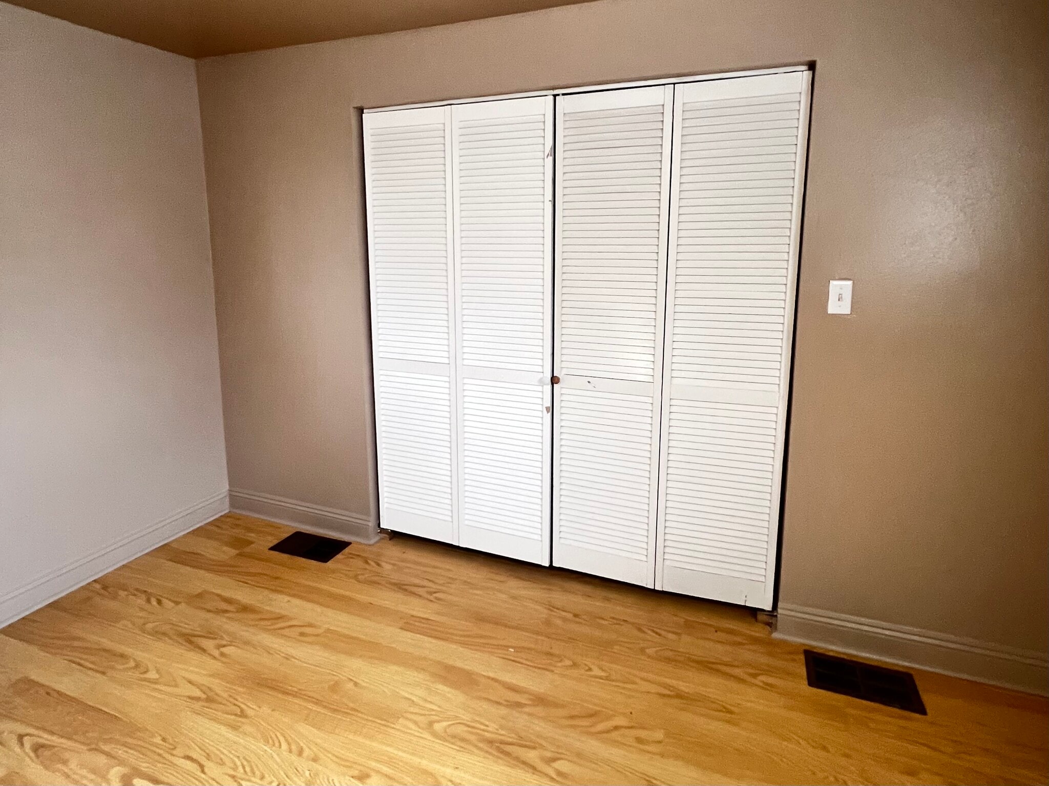 Bedroom 2 closet - 6022 Vermillion Blvd