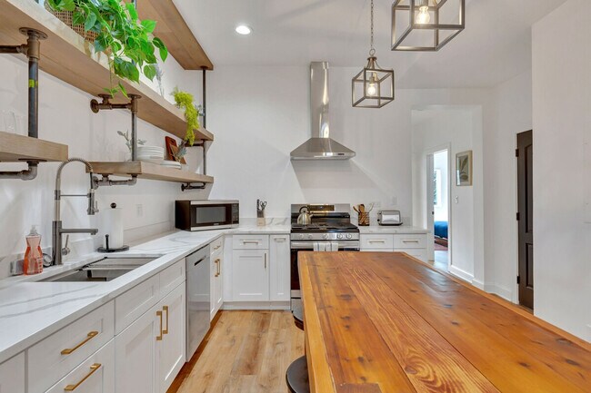 Building Photo - 3448 N Clark St