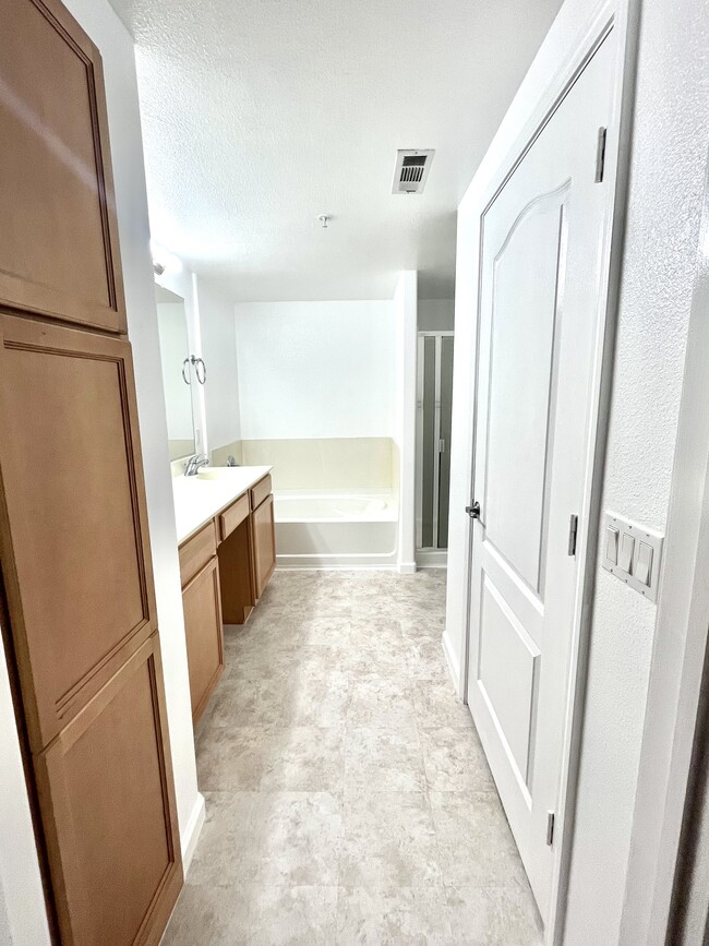 2nd full bathroom (in the master bedroom) - 5578 Tares Cir