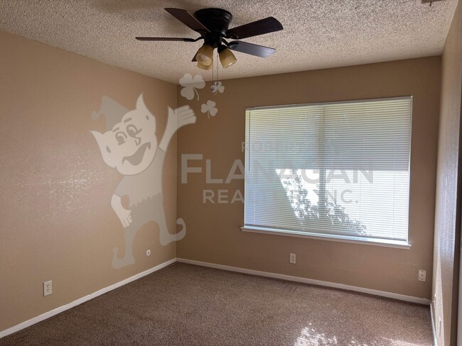 Building Photo - 3 Bedroom/ 2 Bathroom home