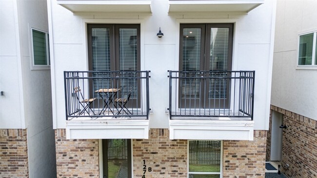 Building Photo - 1274 N Post Oak Rd