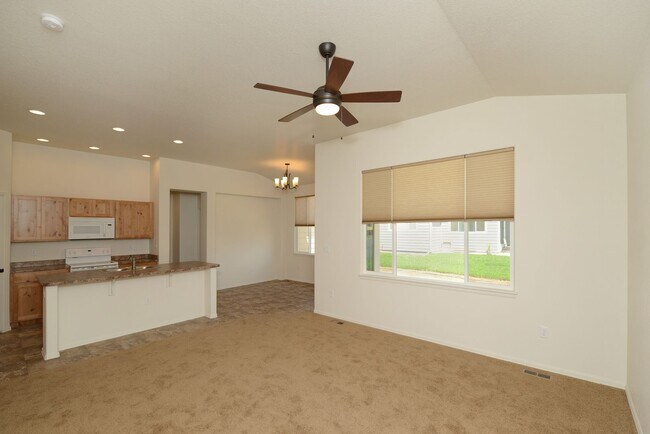 Building Photo - 3 Bedroom 2 Bath Ranch-Style Home