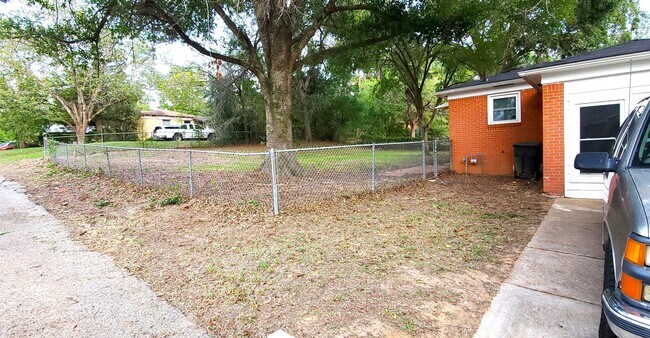 Building Photo - BRICK HOUSE!!! 3-bedroom, 1-bath, Close to...