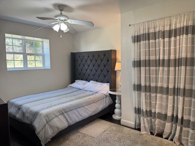 Building Photo - Adorable Garage Apartment Living in the Riverside Community