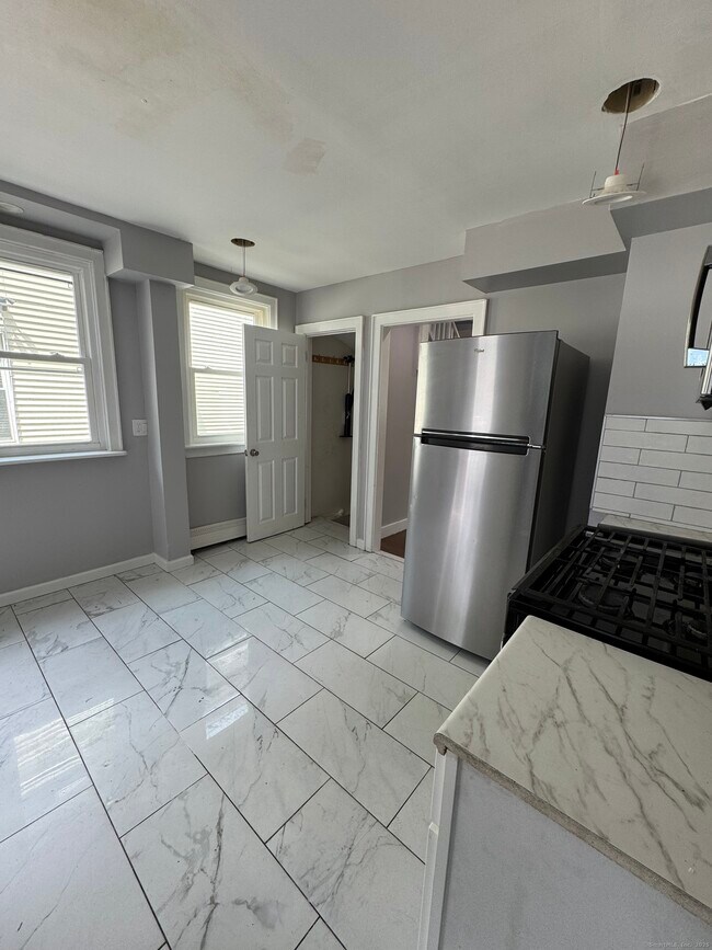 Building Photo - 86 Dorman St