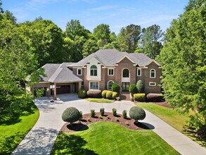 Building Photo - Luxury 5 Bedroom Retreat with Pool in Wedd...