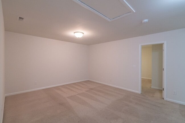 Building Photo - Freshly Renovated 4-Bedroom Home with Mode...