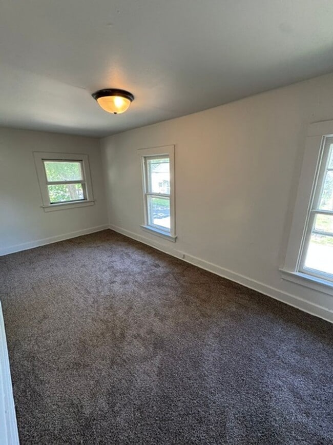 Building Photo - 1360 Huestis Ave