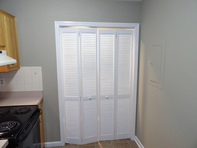 Building Photo - 244 Meadowview Dr