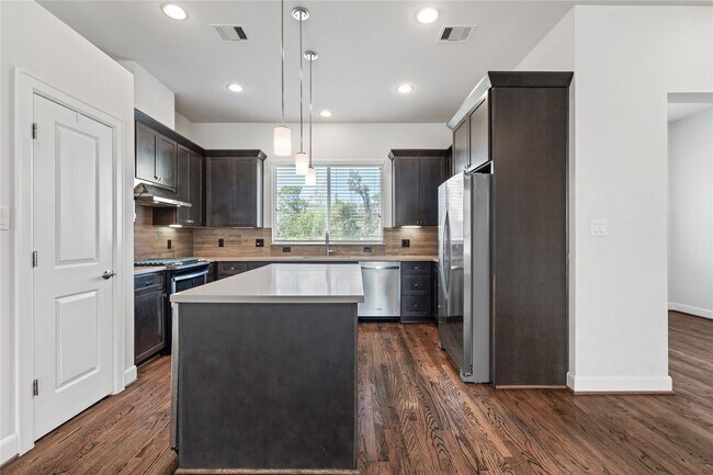 Building Photo - 1013 W 17th St