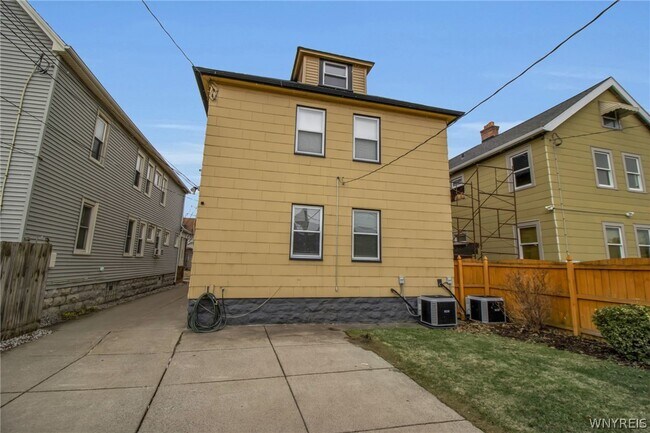 Building Photo - 800 Amherst St