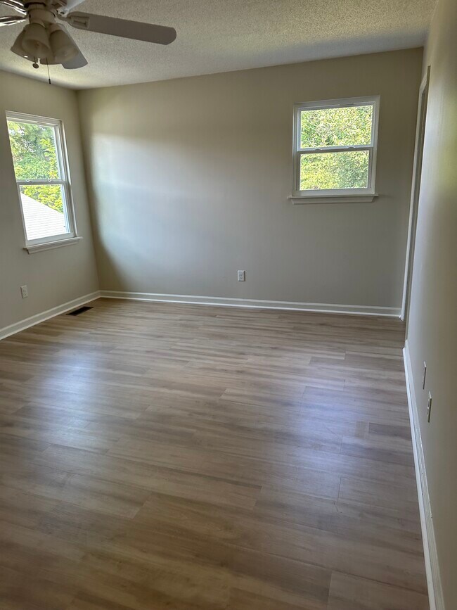 Building Photo - 3891 Almon Dr