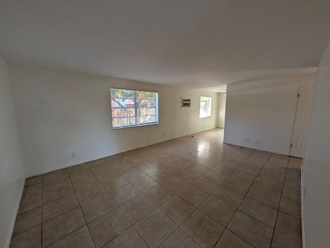 Building Photo - Charming 2-Bedroom Lake Worth Apartment – Water Included!