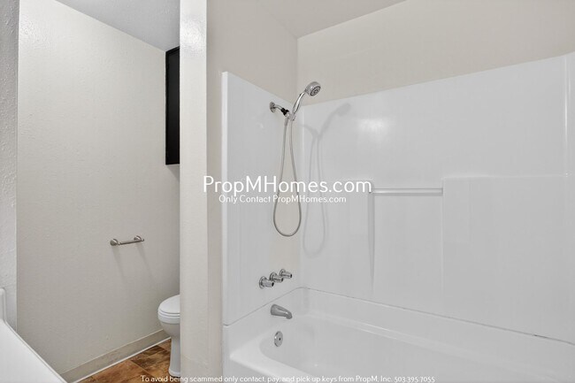 Building Photo - Three Bedroom Home in NE!