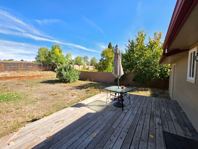 Building Photo - 3 Bedroom 2 Bathroom House With Huge Backy...