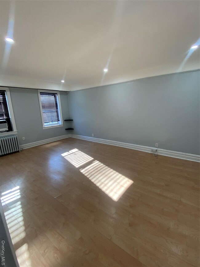 Building Photo - 10 Nosband Ave