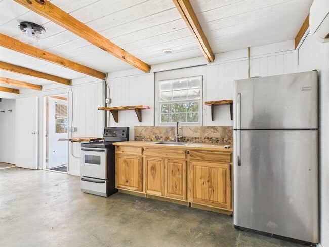 Building Photo - "Charming 1-Bedroom 1 Bathroom