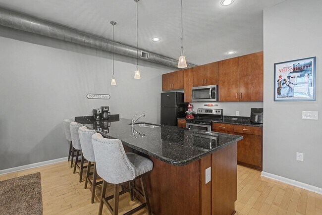 Building Photo - 437 Monroe Ave