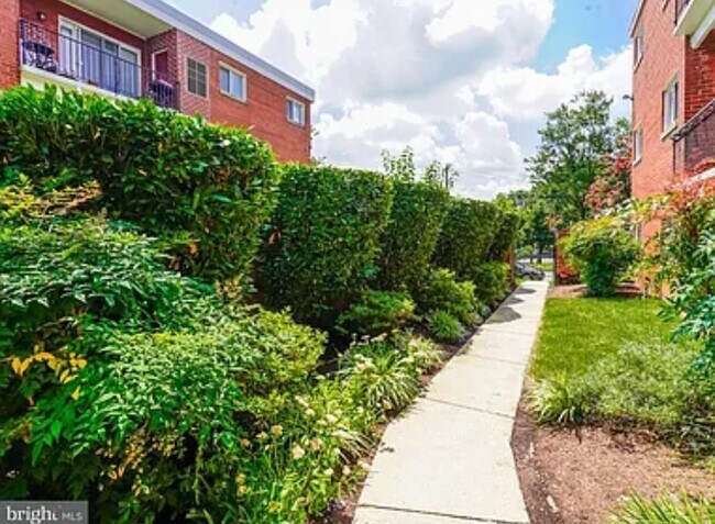 Gated, well-maintained, quiet condo community - 1384 Bryant St NE