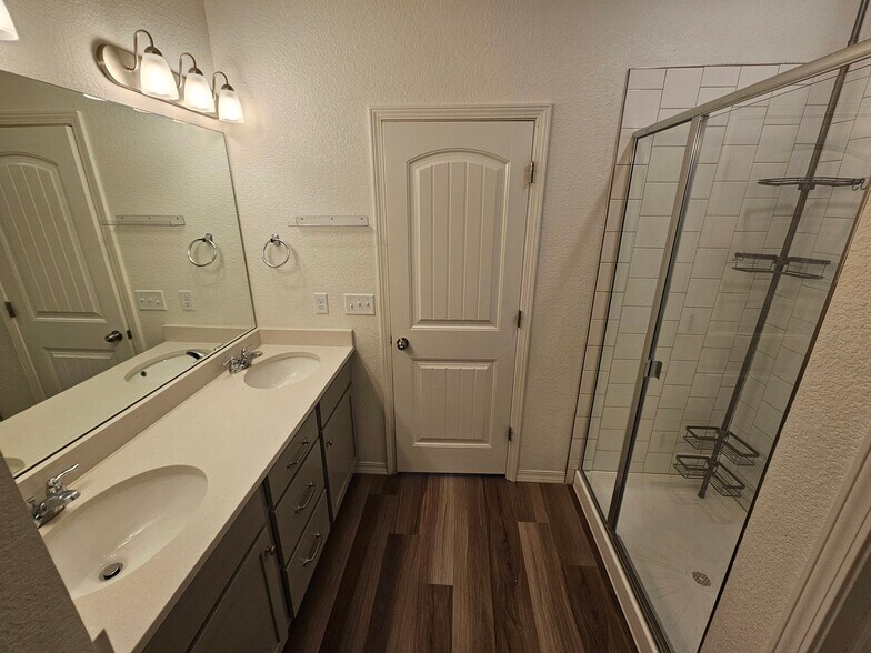 Building Photo - 10450 Summer Ridge Dr