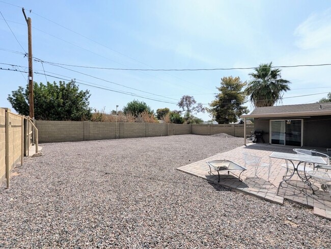 Building Photo - 2443 E Earll Dr
