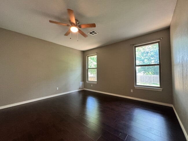 Building Photo - Spacious 3 Bedroom 2.5 Bath Home Near Okla...