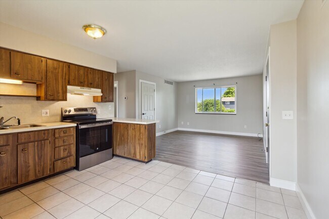 Building Photo - 2445 S Isabella Rd