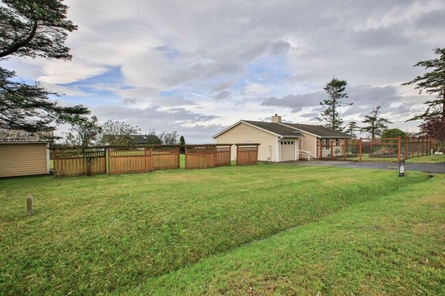 Building Photo - Lovely Home Located Off West Beach with View!