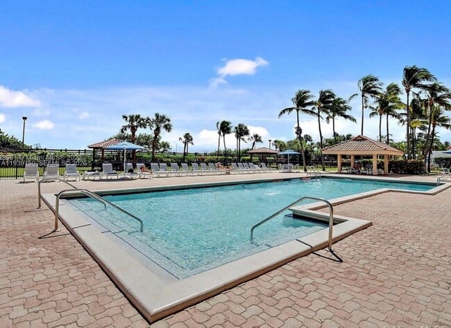 Building Photo - 2555 Collins Ave