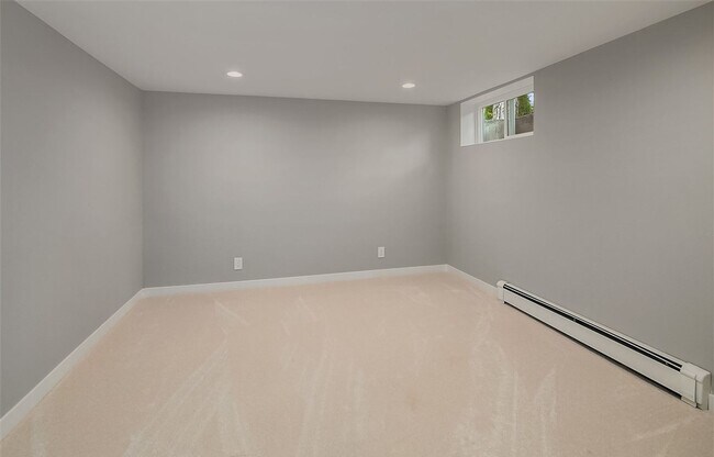 Building Photo - Stunning Remodeled Hunts Point Home for Rent