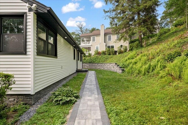 Building Photo - 8 Fairway Pl