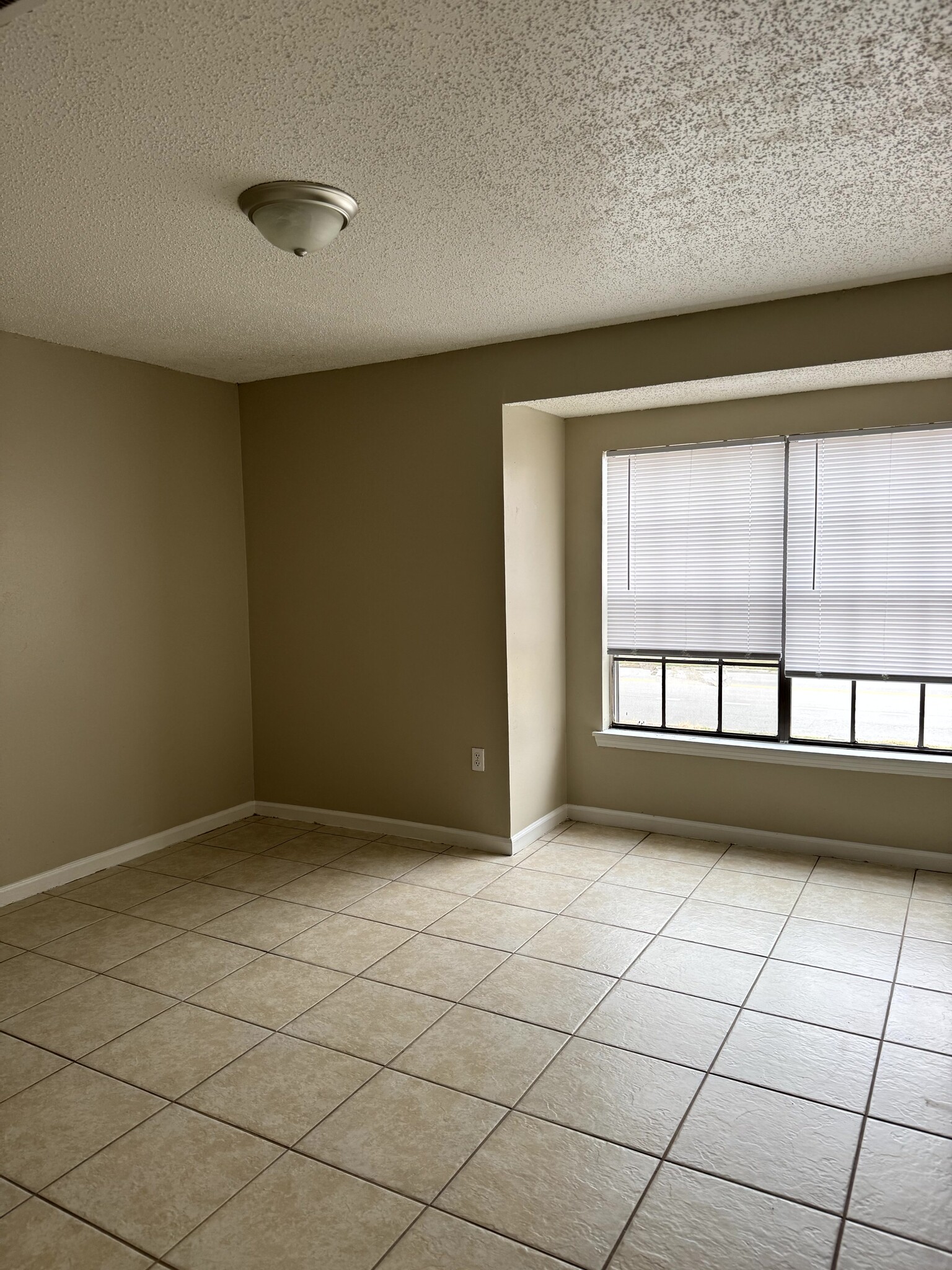 Building Photo - 8007 Jefferson Park Dr