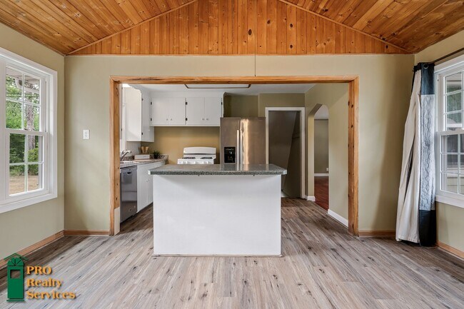 Building Photo - 4 Bedroom Home in Brooklyn Center