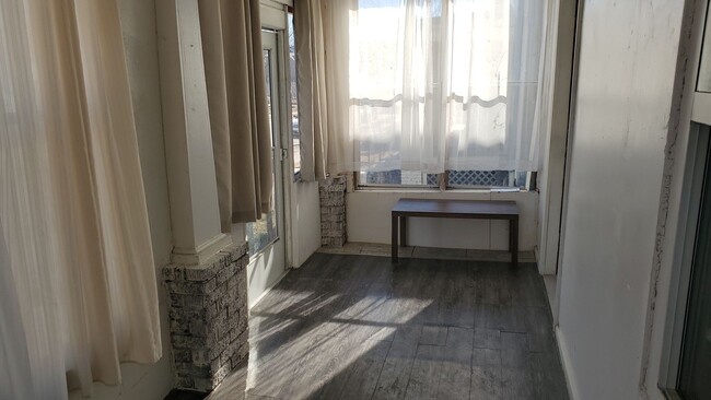 Building Photo - 3 bd, 1 ba house just north of downtown, w...