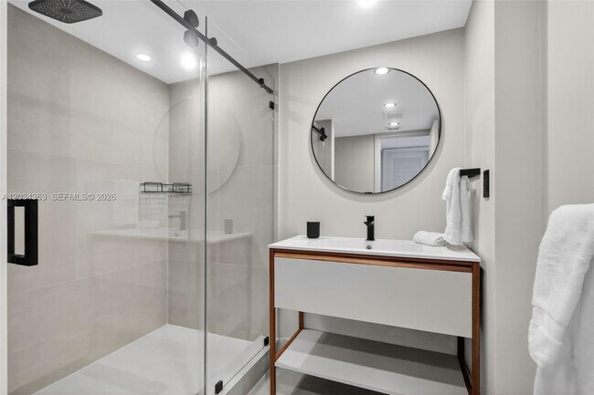 Building Photo - 2555 Collins Ave
