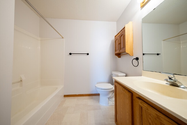 Building Photo - 634 McIntosh Ct