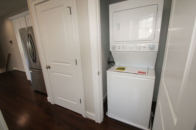 Building Photo - 1507 W Cary St