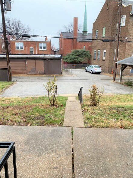 Building Photo - 4927 Lindenwood Ave