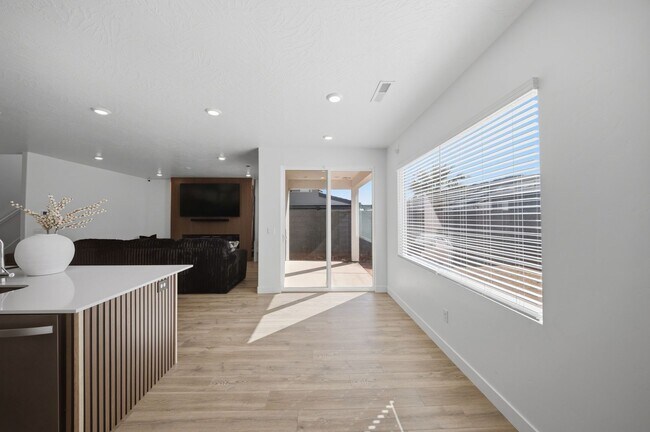 Building Photo - Extra Space, Extra Comfort! 5 Bedroom Home With Bonus Den in Long Valley!