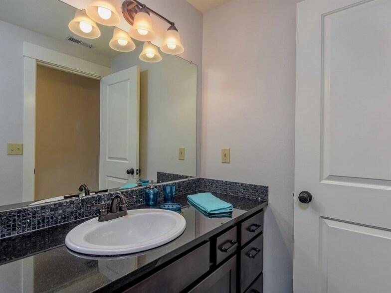 Building Photo - 4611 NE 127th Way